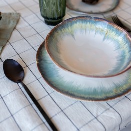 Assiettes creuses blanches et bleues en faïence - Organic - Kare Design