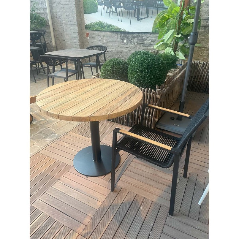 Zwarte tuinstoel met teakhouten armleuningen - Aruba - Gescova