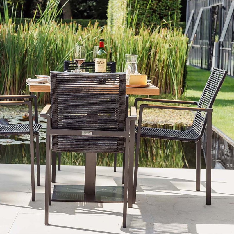 Chaise de jardin noire avec accoudoirs en teck - Aruba - Gescova