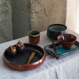 Assiettes creuses en faïence noire et rouge - Ari - Kare Design