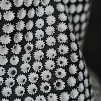 Vaas anemoon 43cm zwart en wit Kare Design