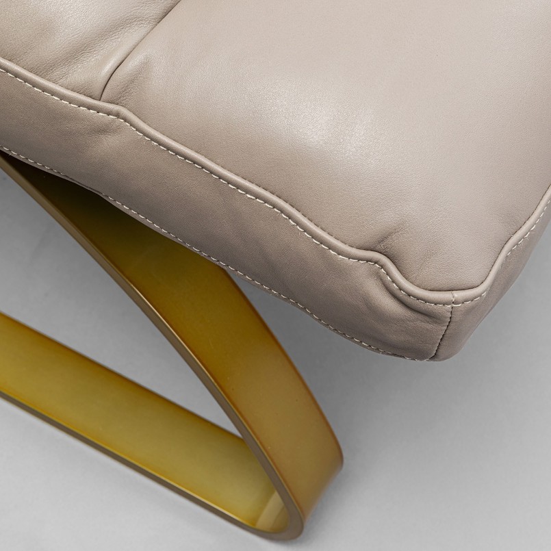 Fauteuil en voetensteun van leer en verguld staal - Novel - Kare Design