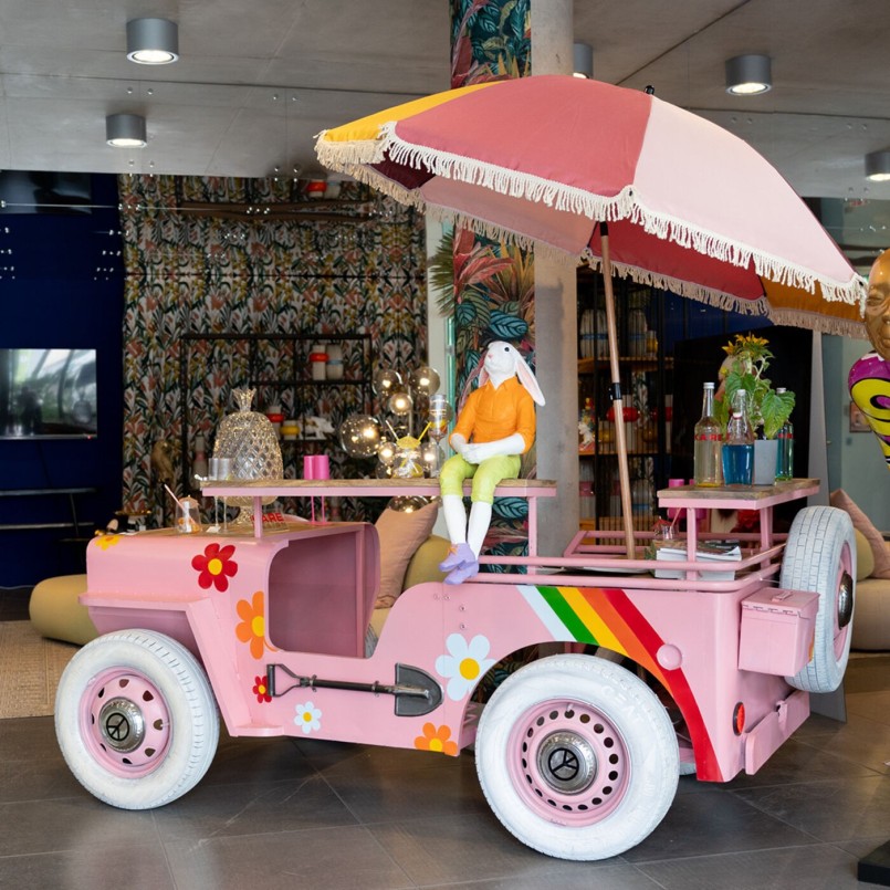 Roze autobalk met bloemen en regenboog - Flower Power - Kare Design