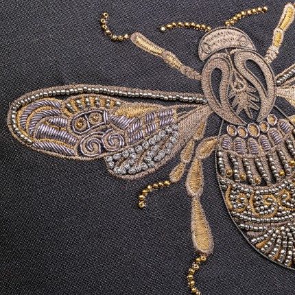 Coussin noir abeille Kare Design