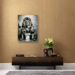 Tableau en verre lion aux toilettes avec un journal - Kare Design