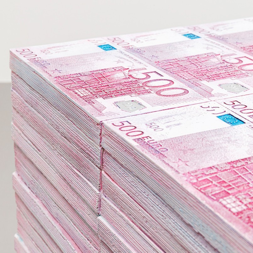 Kruk gemaakt van bundels roze bankbiljetten - Euro - Kare Design