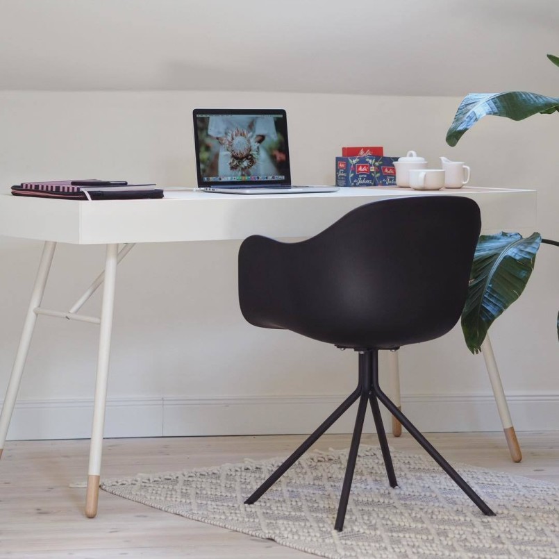 Chaise avec accoudoirs pivotante design noire - Bel Air - Kare Design
