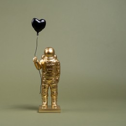 Decoratieve gouden astronaut die een zwarte hartballon vasthoudt - Kare Design