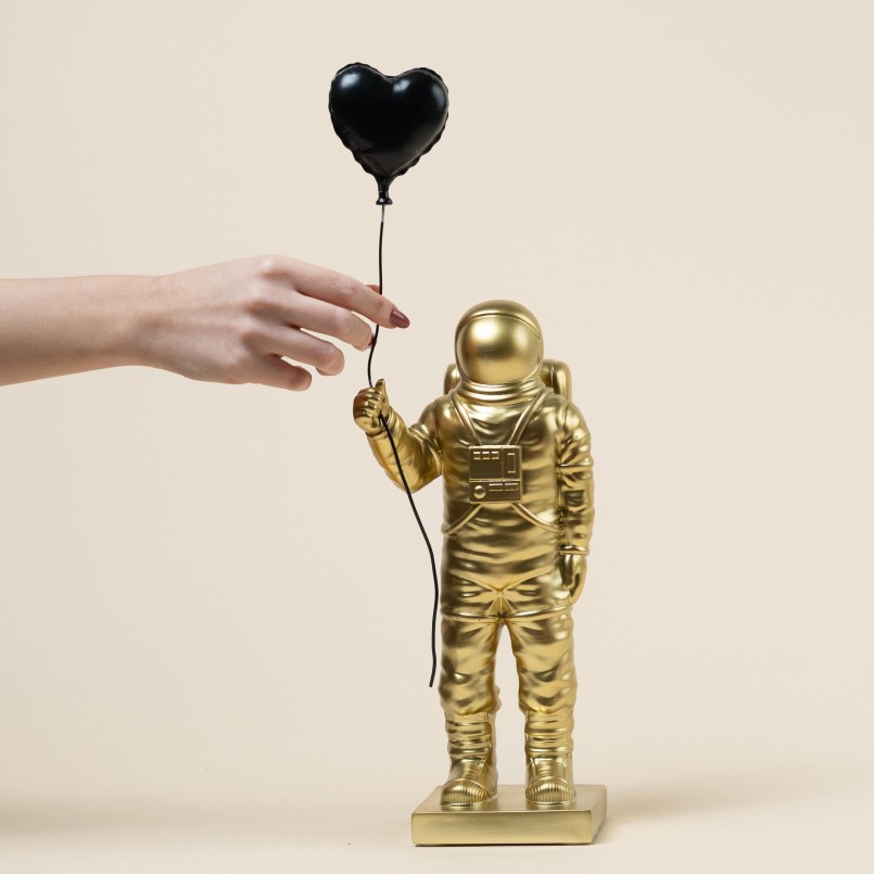 Déco astronaute doré qui tient un ballon en coeur noir - Kare Design