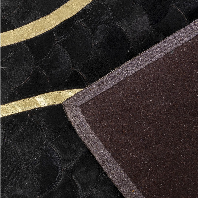 Tapis noir et doré en peau de vache - Fulmine - Kare Design