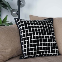 Coussin noir et blanc en tissu toucher velours - Melody - Kare Design