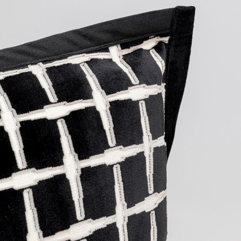Coussin noir et blanc en tissu toucher velours - Melody - Kare Design