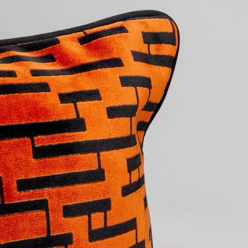 Kussen Suono oranje en zwart Kare Design