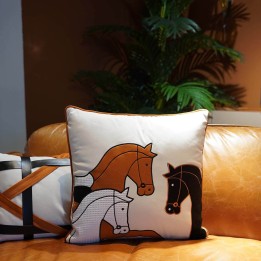 Coussin trois chevaux blanc, orange et noir - Kare Design